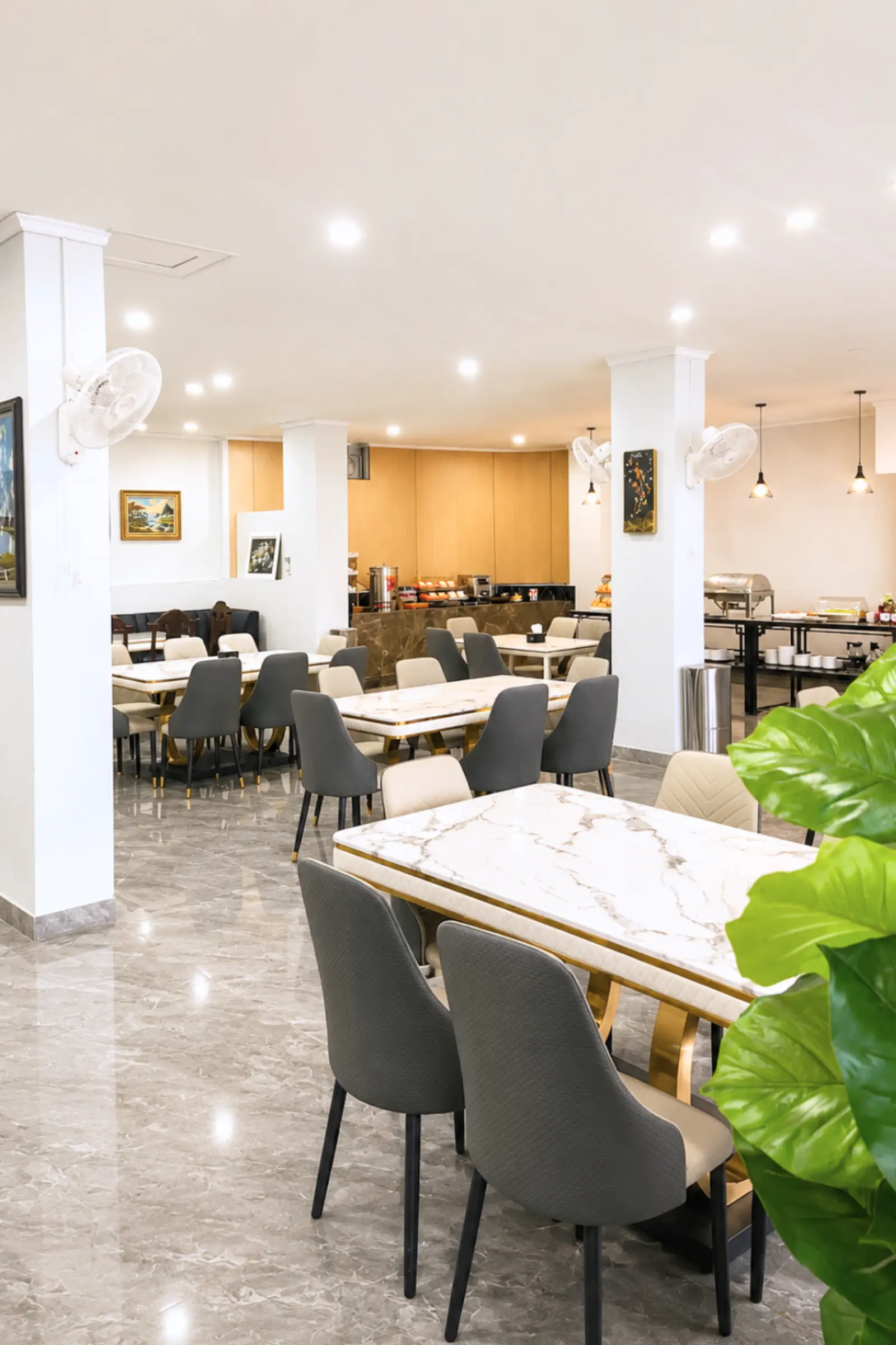 Marble tables and green plants in the dining room
